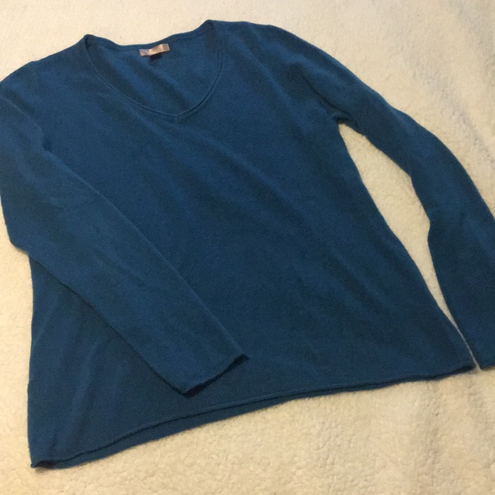 Teal long sleeve v neck sweater top!